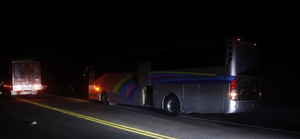 El vehículo que circulaba por la Autopista del Sol transportaba a los normalistas El vehículo que circulaba por la Autopista del Sol transportaba a los normalistas