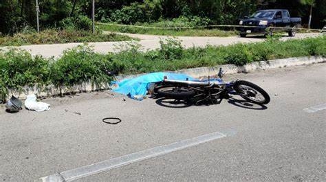 El chofer de la camioneta que golpeó a la motocicleta se dio a la fuga El chofer de la camioneta que golpeó a la motocicleta se dio a la fuga