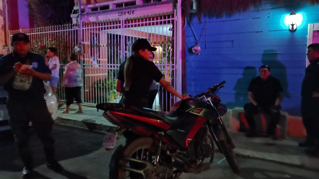 El joven se quejaba del dolor en la mano, la cual no dejaba de apretar