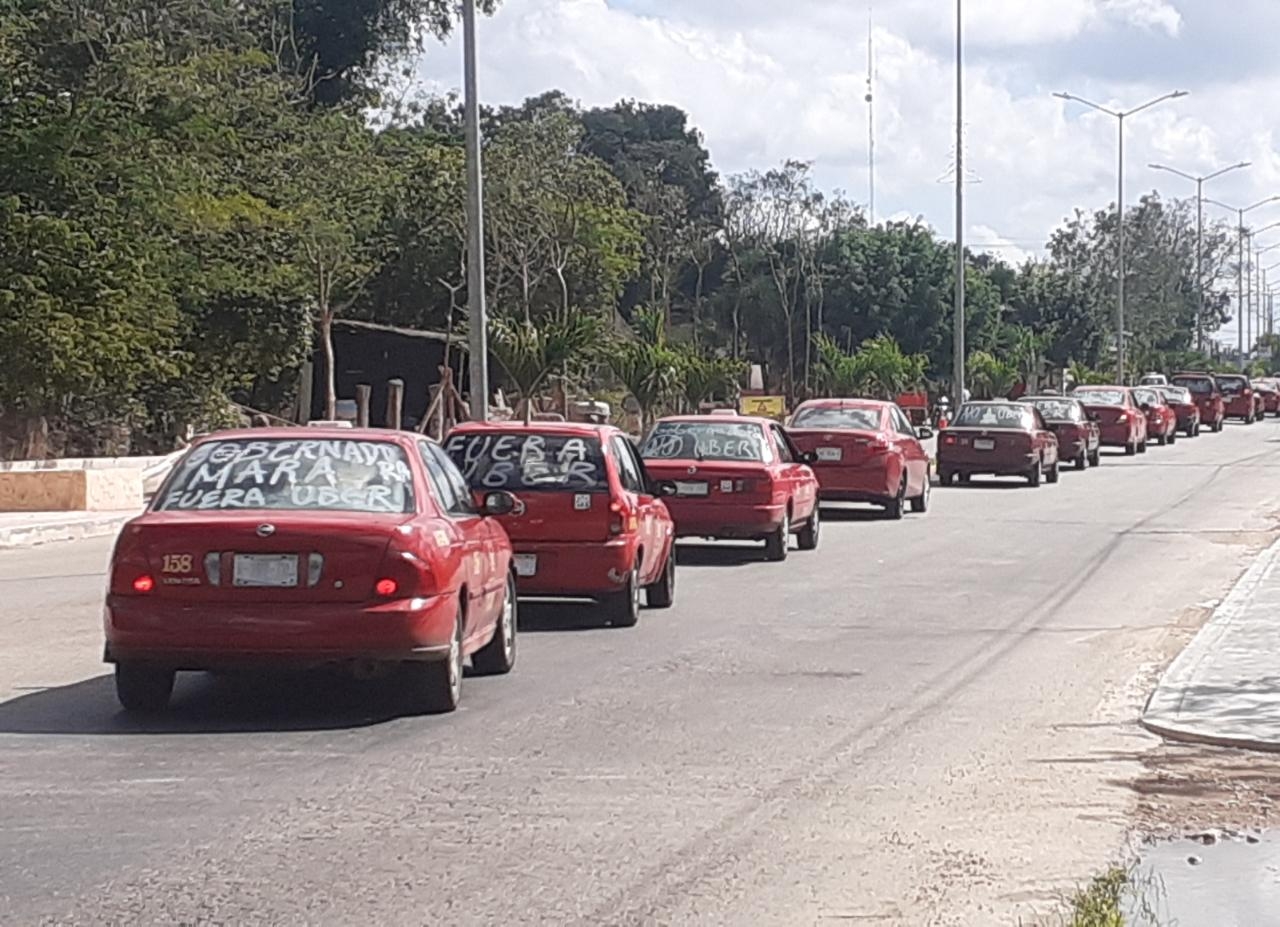 La manifestación de los taxistas se llevó al cabo sobre la avenida principal de esta ciudad