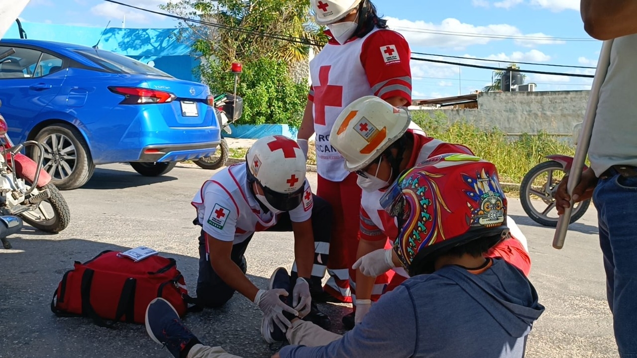 El motociclista fue atendido por paramédicos debido a sus heridas