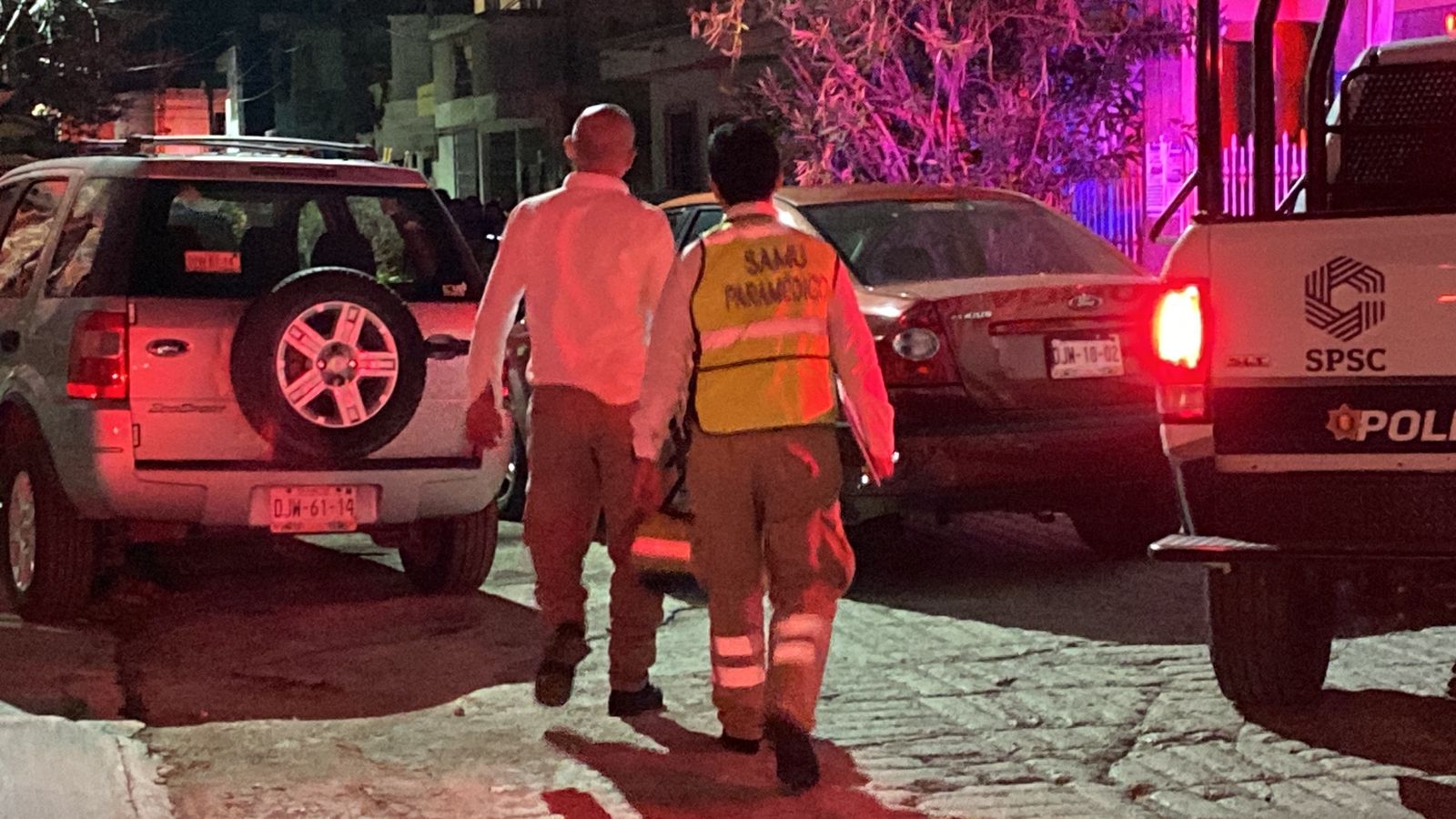 Bomberos y policías quienes persuadieron a la perturbada mujer
