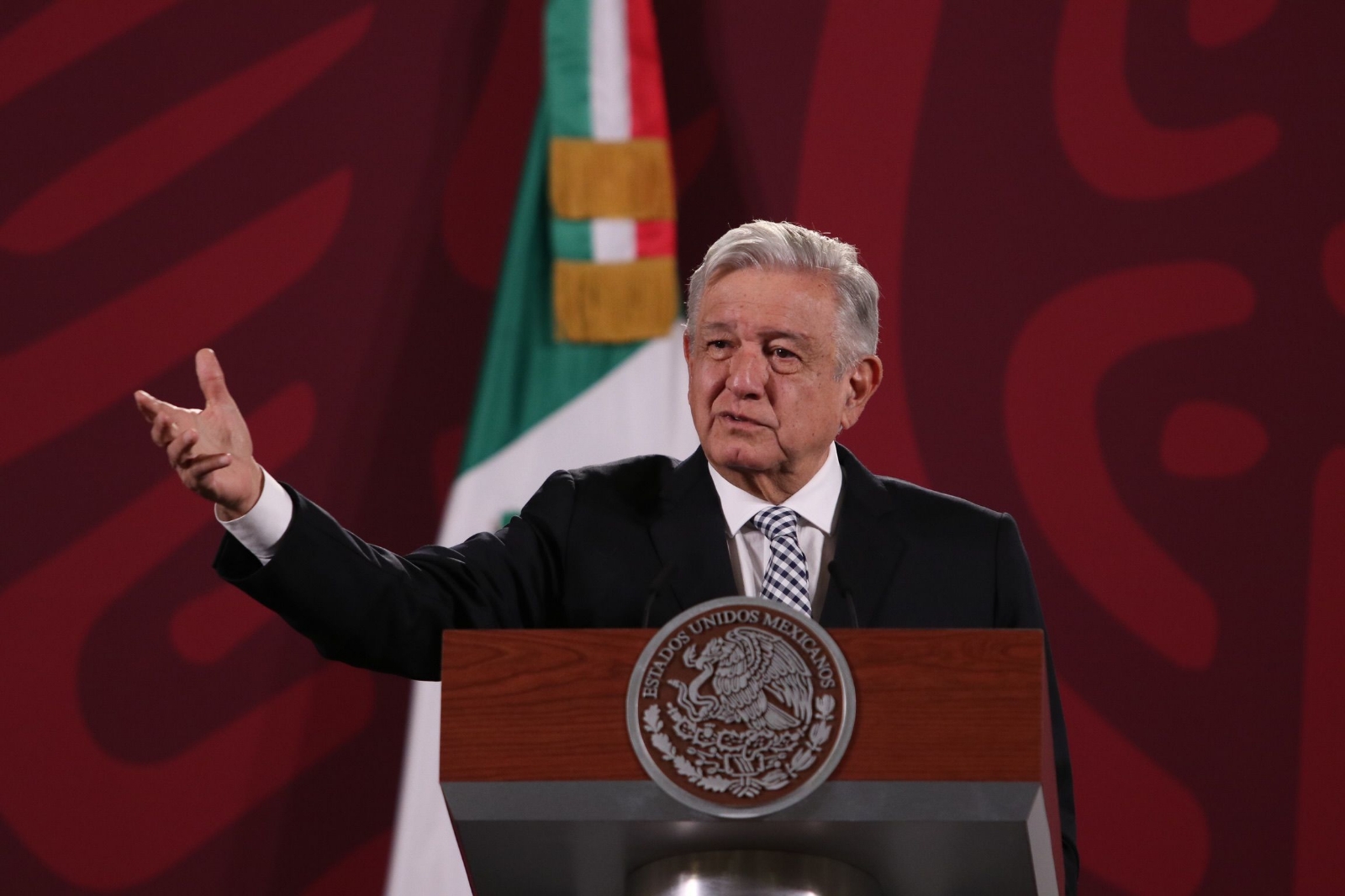 AMLO aseguró que será el pueblo quien pondrá en su lugar al senador por su voto en contra de la reforma electoral