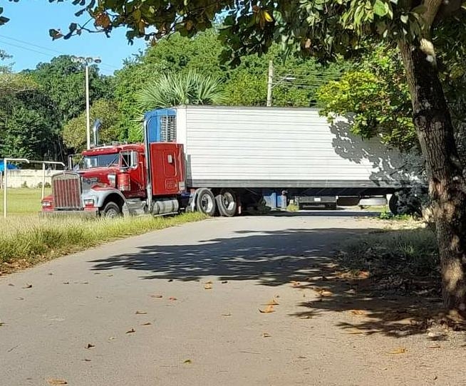 El conductor de la unidad pesada pidió apoyo de la policía y también de una grúa El conductor de la unidad pesada pidió apoyo de la policía y también de una grúa