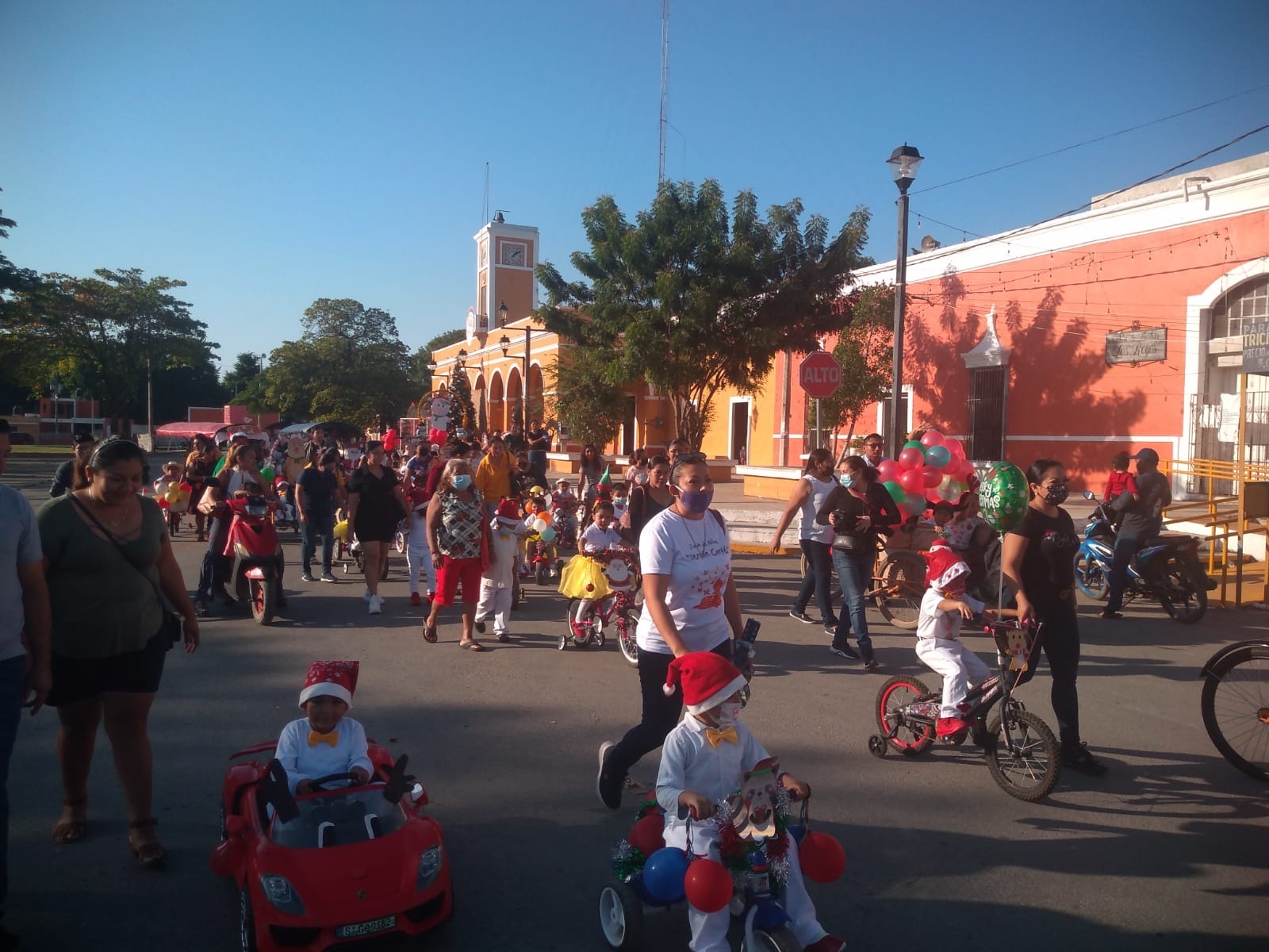 Los alumnos del jardín de niños Hernán Cortés recorrieron las calles de Chochola Los alumnos del jardín de niños Hernán Cortés recorrieron las calles de Chochola