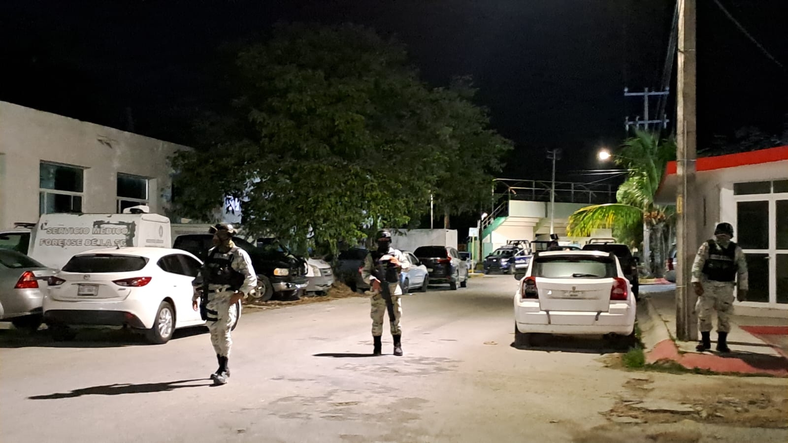 El decomiso de armas largas y cortas, dos automóviles y droga se llevó a cabo durante el operativo de cateo El decomiso de armas largas y cortas, dos automóviles y droga se llevó a cabo durante el operativo de cateo