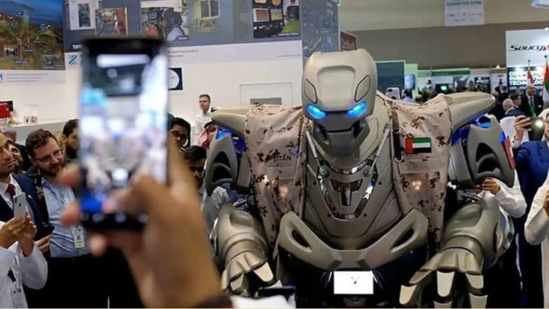 El robot puede hablar seis idiomas, incluso, podía rescatar a su majestad de una turba El robot puede hablar seis idiomas, incluso, podía rescatar a su majestad de una turba