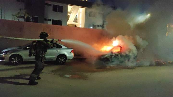 El fuego ocasionó que el automóvil fuera perdida total