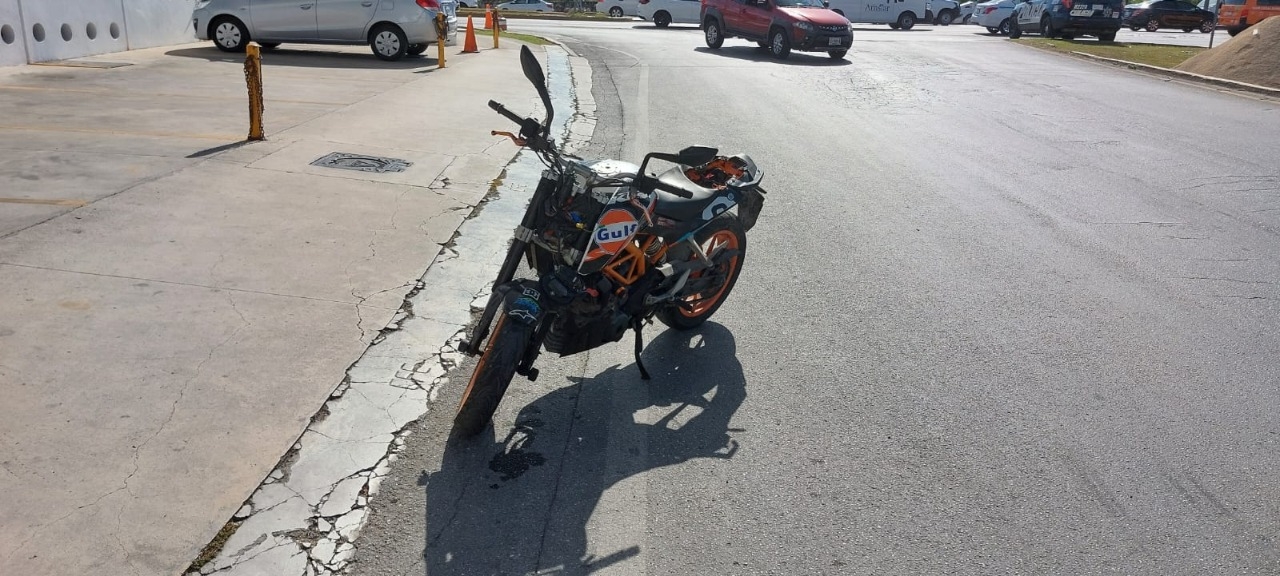 Choque entre un automóvil y una moto deja un lesionado en Playa del Carmen