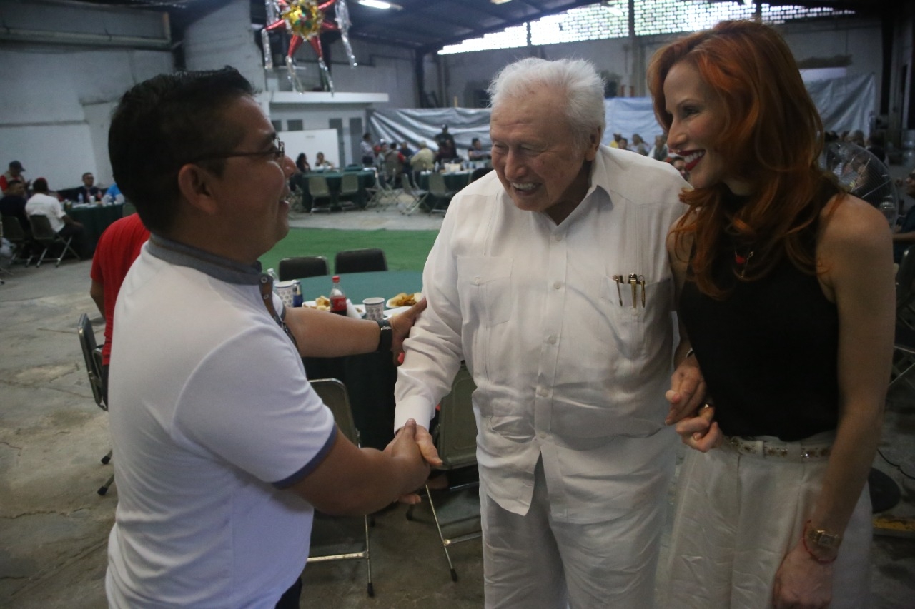 Don Mario Renato Menéndez saludó uno por uno a todos los asistentes de la posada de Por Esto!