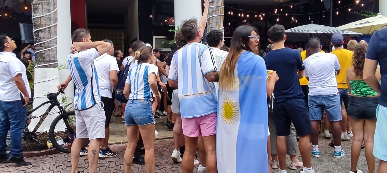 Los bares y restaurantes de la Quinta Avenida estuvieron repletos de fanáticos argentinos