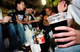 Los jóvenes fueron retirados de la fiesta luego del cierre del lugar Los jóvenes fueron retirados de la fiesta luego del cierre del lugar