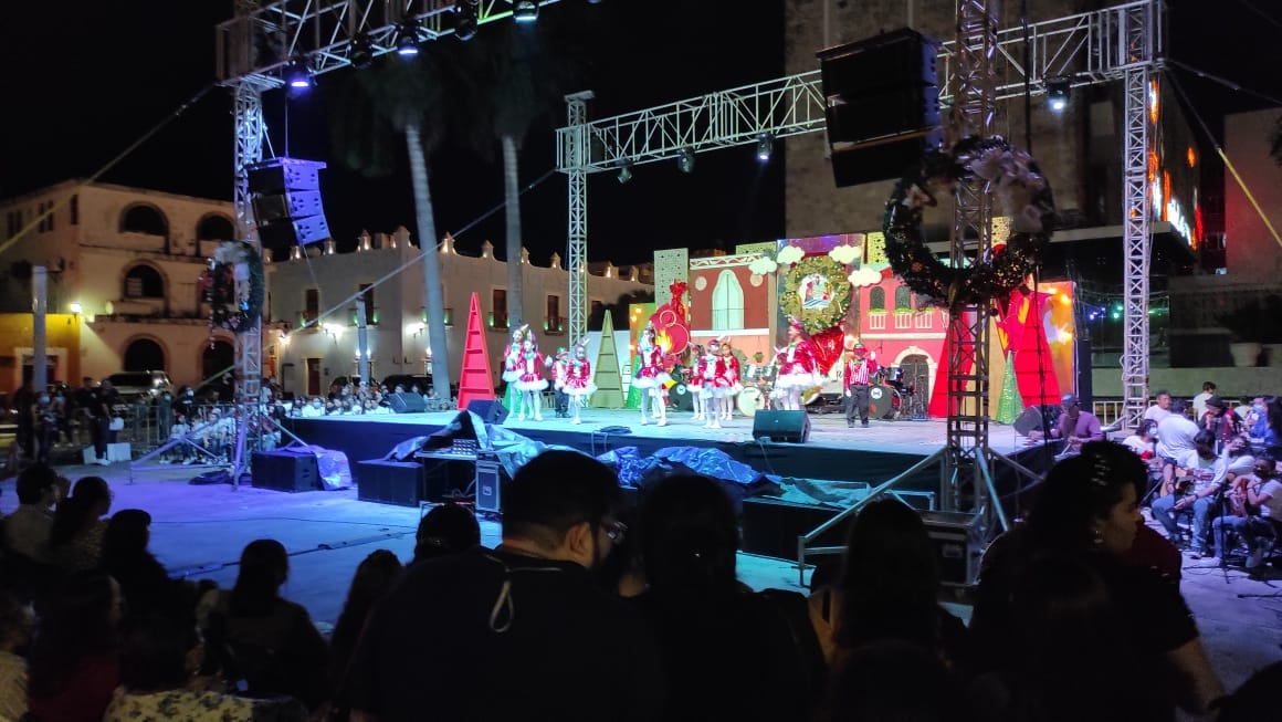 15 academias de danza locales participaron en el festival navideño en centro histórico de Campeche
