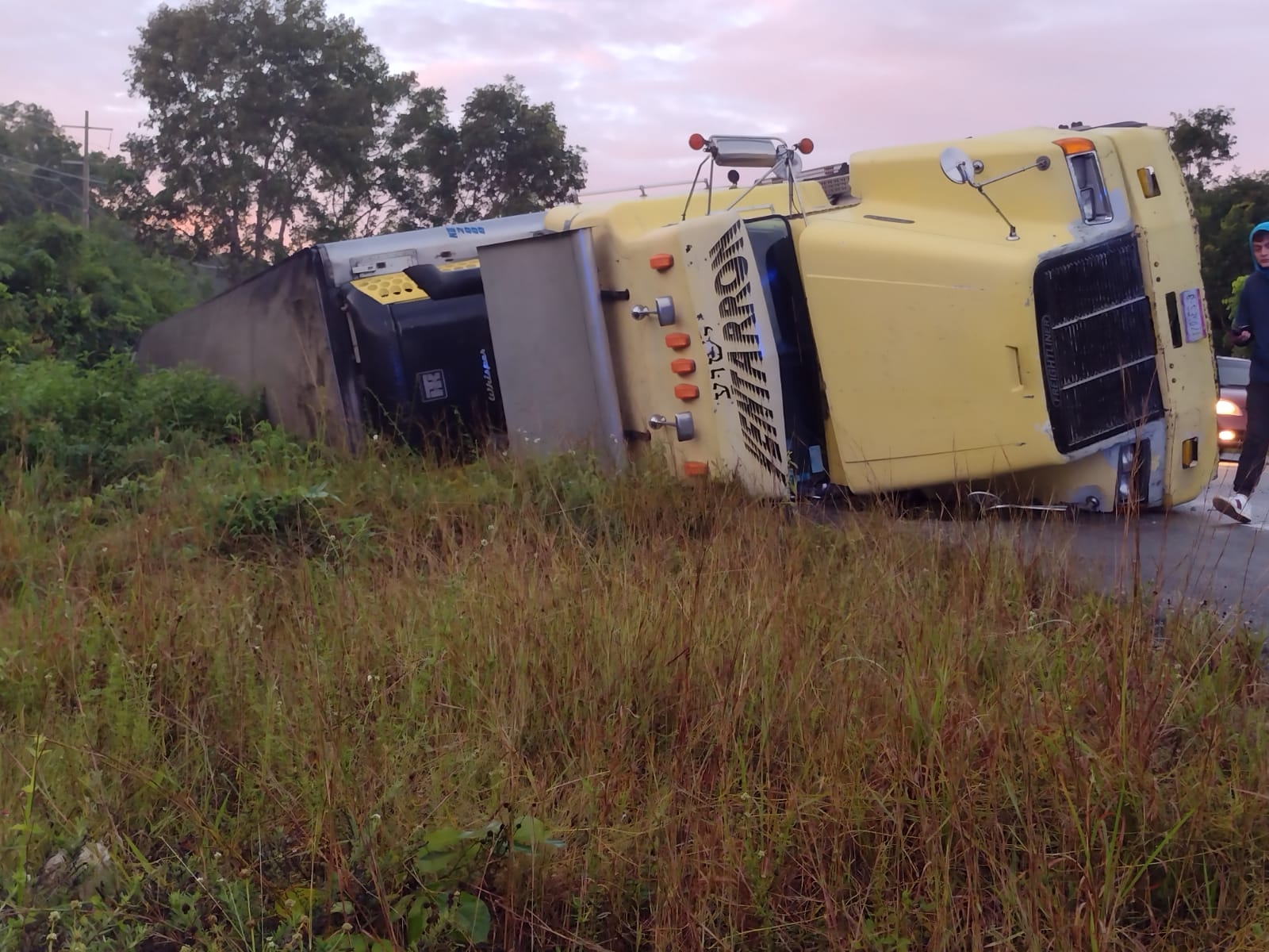 Tráiler con 20 toneladas de frutas y verduras se vuelca en Felipe Carrillo Puerto