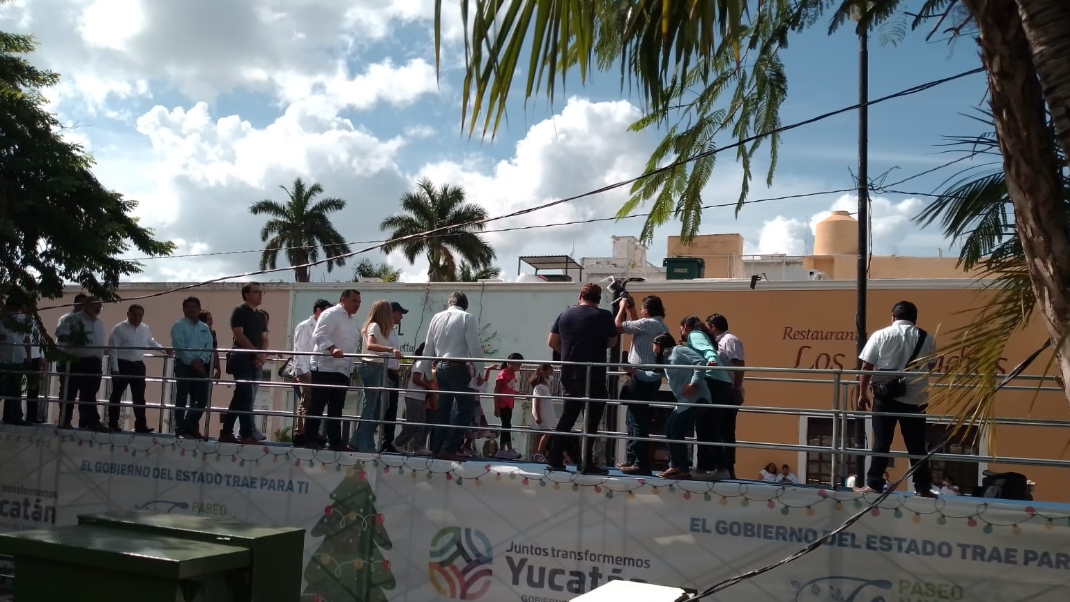 El gobernador y funcionarios recorren la exposición al aire libre