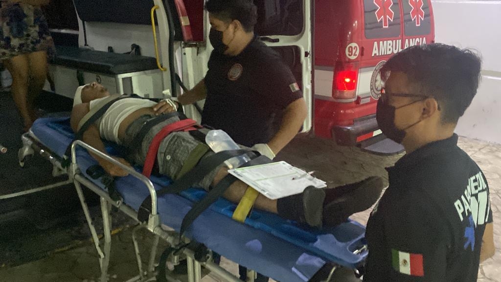 El joven recibió atención de los paramédicos y luego fue trasladado al hospital El joven recibió atención de los paramédicos y luego fue trasladado al hospital