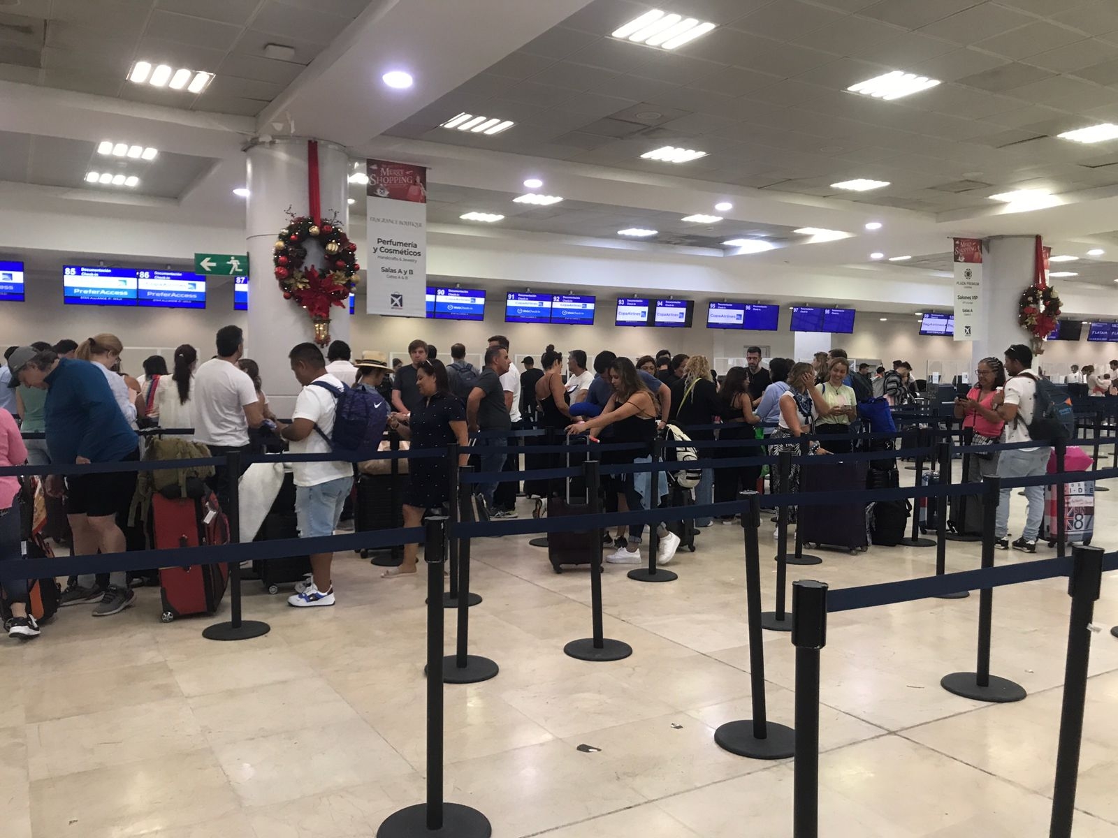 Las aerolíneas nacionales como VivaAerobus, Volaris y Aeroméxico informaron a sus pasajeros a través de redes sociales y en sus correos