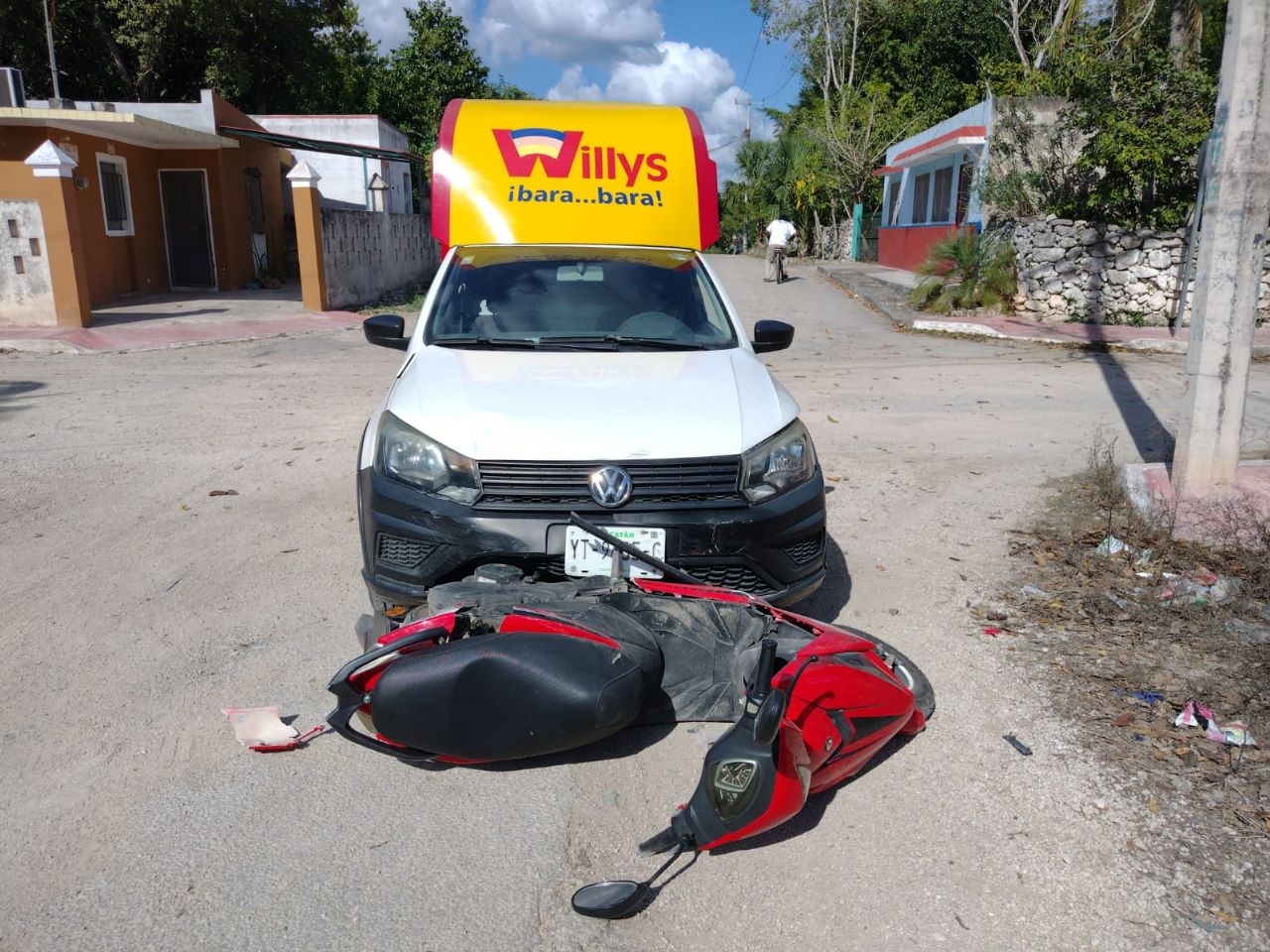 La motocicleta junto a su conductor fueron arrastrados por el vehículo