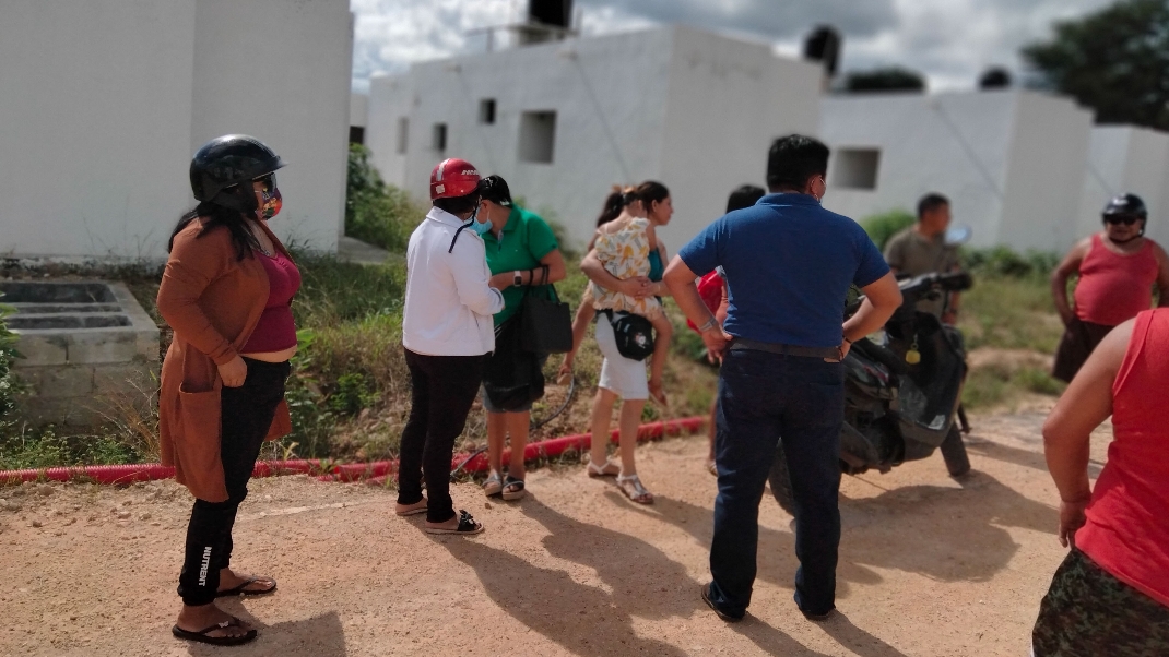 Las familias ya suman un trienio pagando el crédito con el que adquirieron una vivienda, hasta ahora, los
compradores siguen sin fecha de entrega. Culpan al constructor Wilfrido Abraham Barceló Las familias ya suman un trienio pagando el crédito con el que adquirieron una vivienda, hasta ahora, los
compradores siguen sin fecha de entrega. Culpan al constructor Wilfrido Abraham Barceló