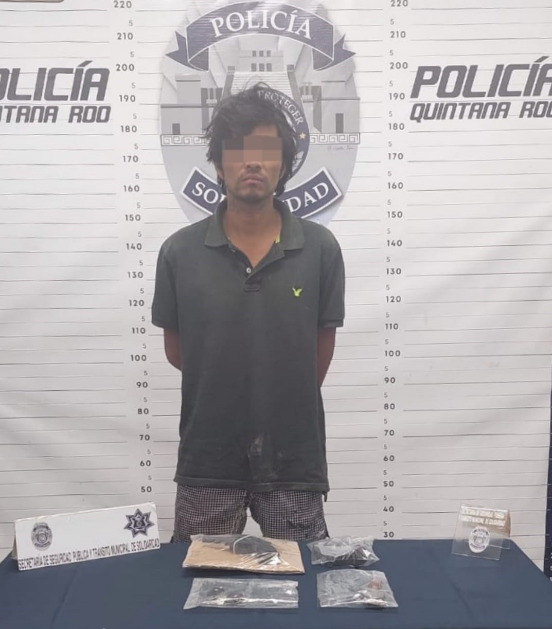 El detenido fue identificado como José "N" el cual tenía en su posesión un arma de plástico tipo revolver y dos relojes, que la víctima reconoció como suyos