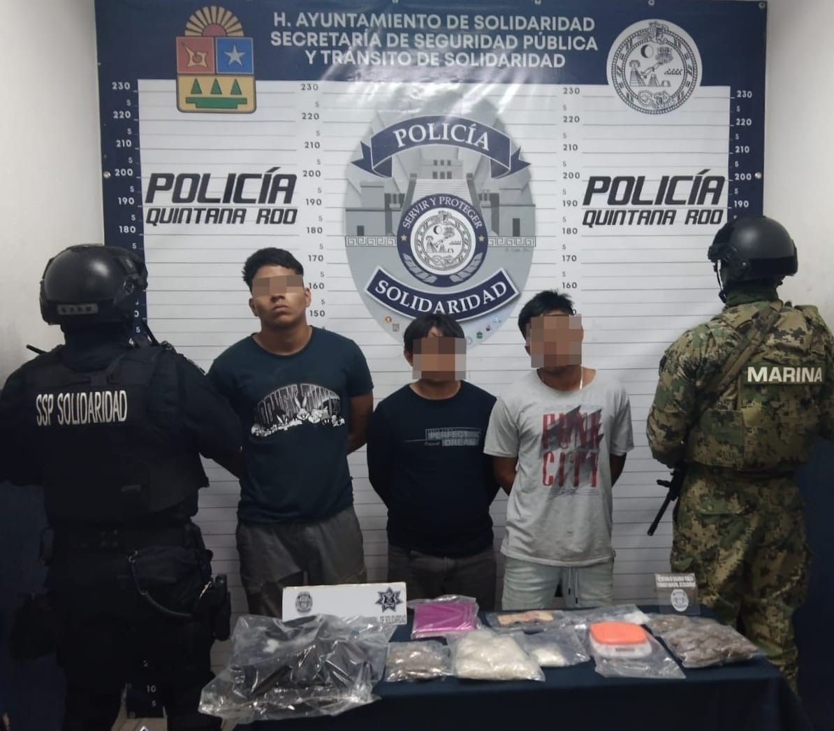 Se les aseguró en posesión de posibles narcóticos como cristal, piedra, cocaína y marihuana