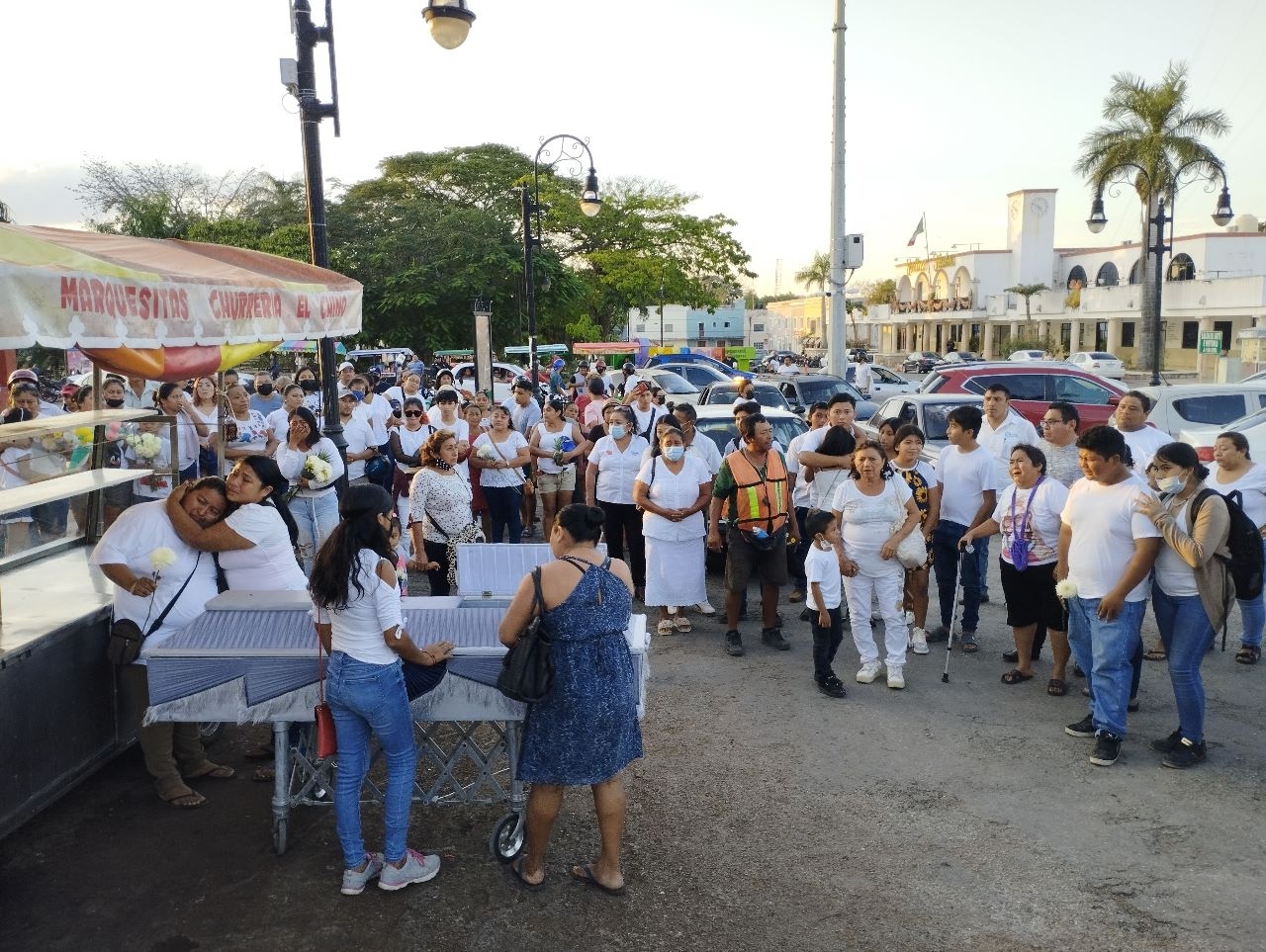 Familiares y amigos llevaron el ataúd rumbo al lugar donde se encuentra el puesto de marquesitas Familiares y amigos llevaron el ataúd rumbo al lugar donde se encuentra el puesto de marquesitas