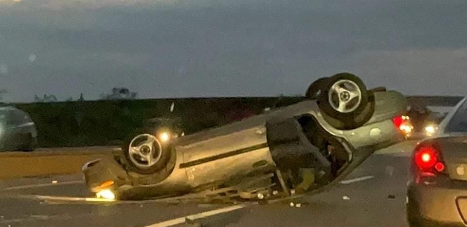 Los pasajeros del automóvil se dieron a la fuga luego del accidente Los pasajeros del automóvil se dieron a la fuga luego del accidente