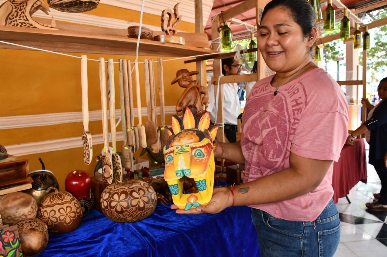 Las artesanas dicen que los turistas nacionales y extranjeros son los que más comprar sus productos