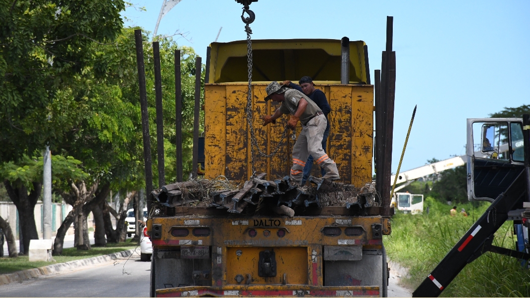 La presencia de las aeronaves sobre los trabajos que se realizan a un costado de la avenida “Primero de Julio”, causó gran inquietud entre los ciudadanos.