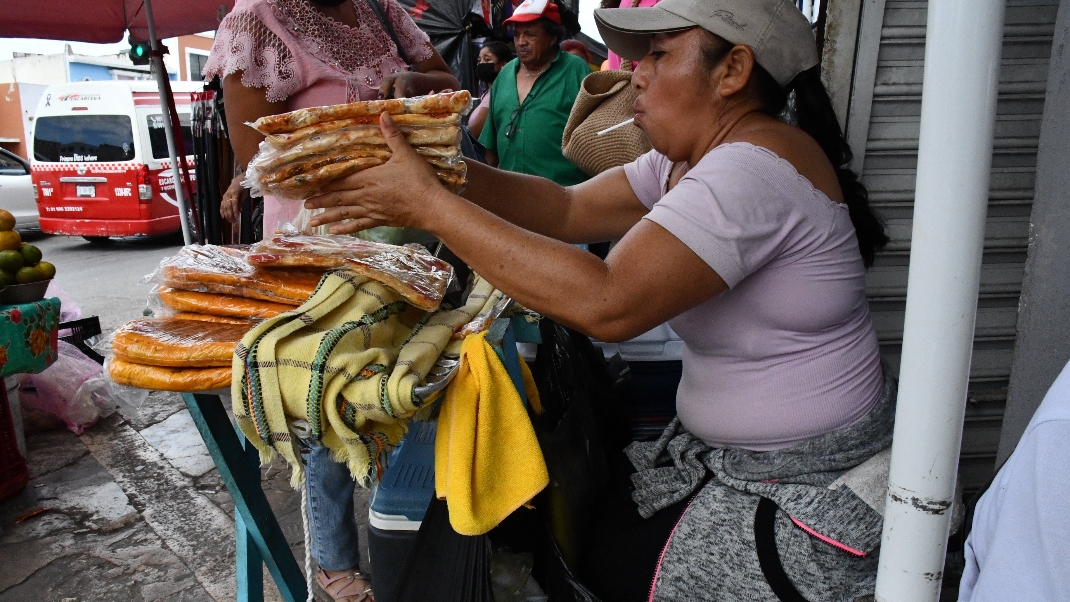El ambulantaje es grave porque prácticamente se paran en la puerta del negocio a ofertar el producto más barato, lo que al final afecta a la economía