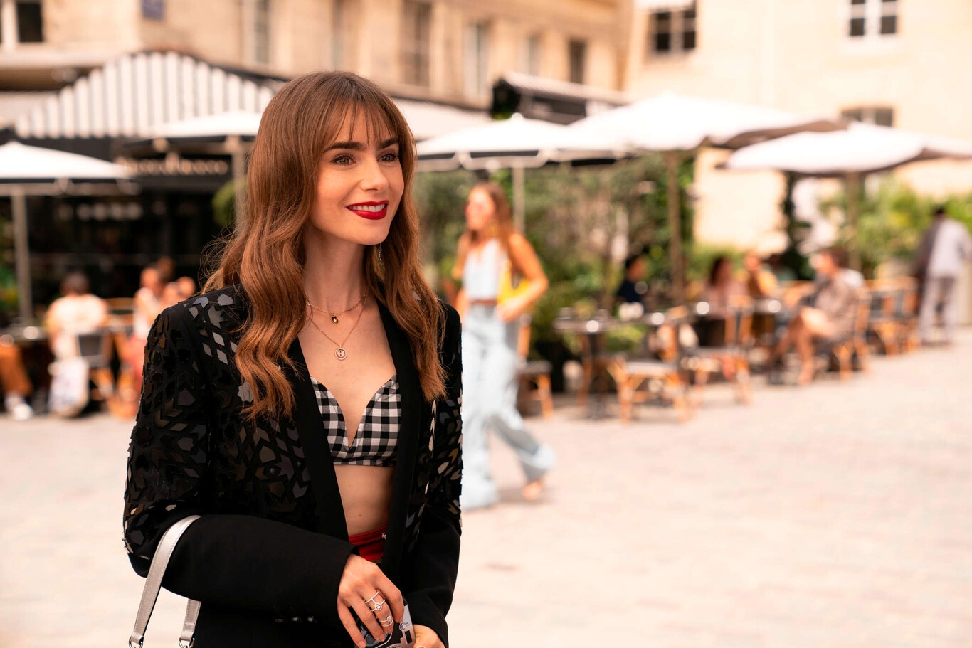 Katina Medina dirigió a Lily Collins, Camille Razat, Lucas Bravo, Ashley Park, entre otros