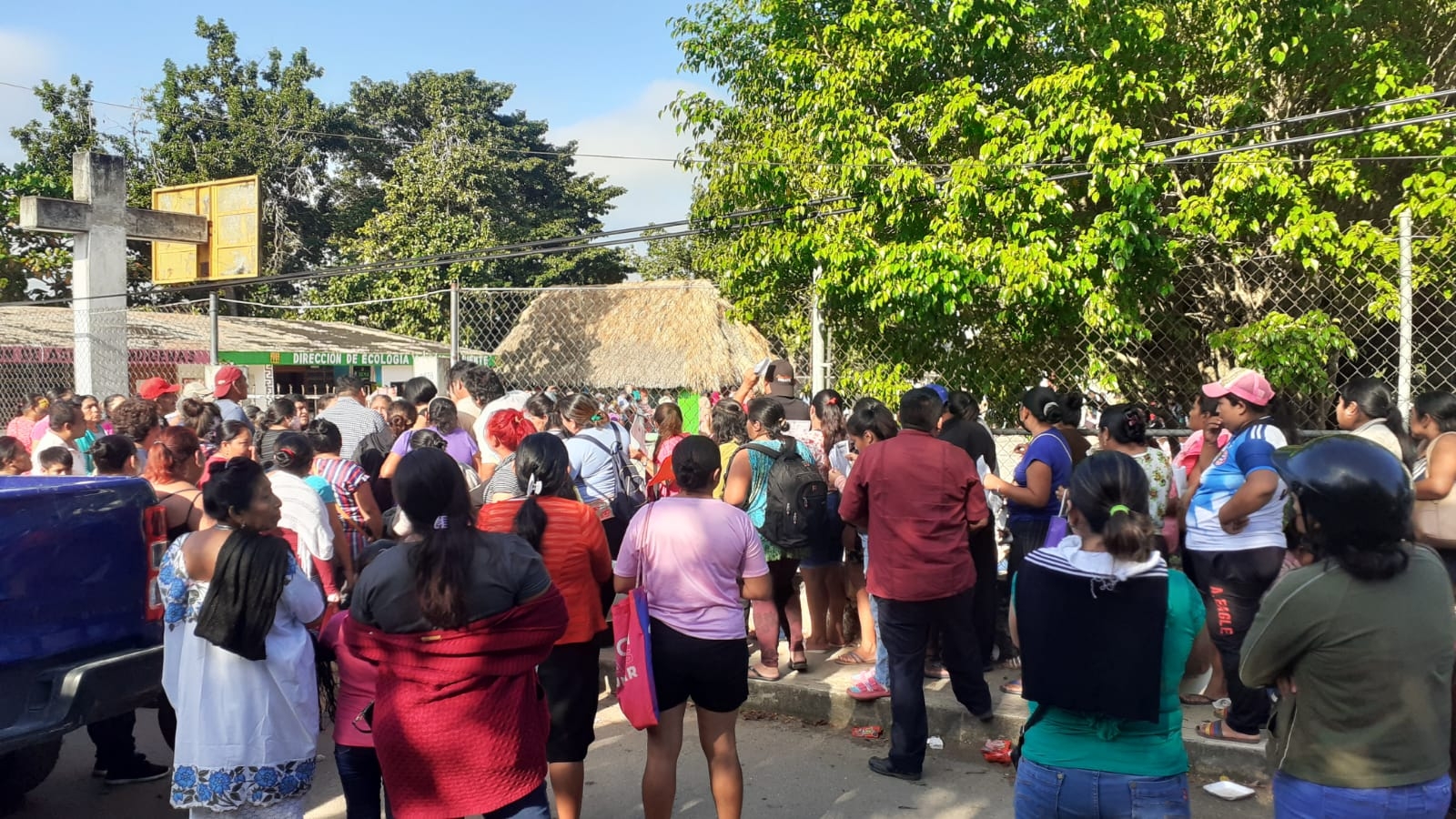 Llegaron más de 700 personas al ex-local de la Academia Comercial Llegaron más de 700 personas al ex-local de la Academia Comercial