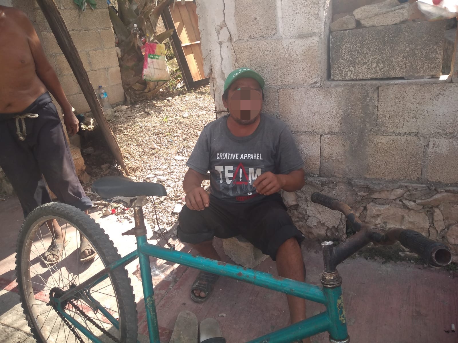 El hombre perdió el control de su unidad y cayó al pavimento El hombre perdió el control de su unidad y cayó al pavimento
