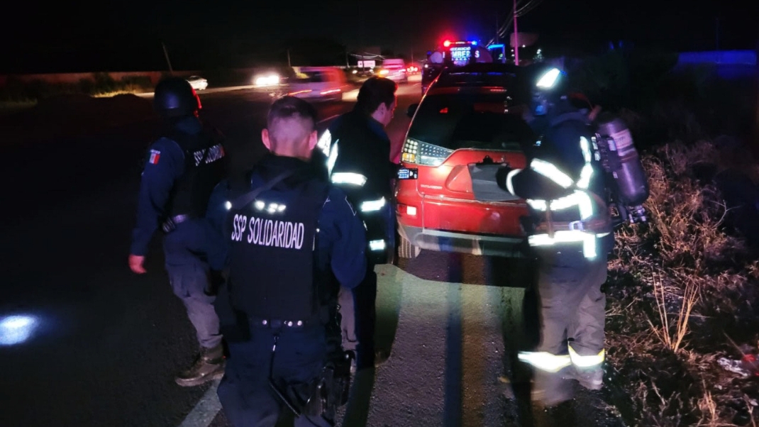 Bomberos llegaron al lugar, luego de una llamada de auxilio Bomberos llegaron al lugar, luego de una llamada de auxilio