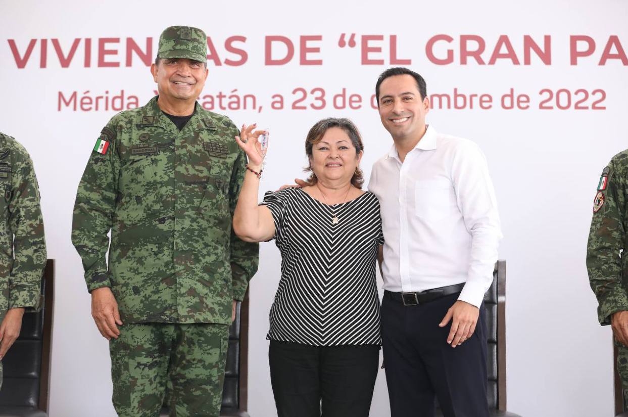 El gobernador Mauricio Vila y el secretario de la Defensa Nacional entregaron 11 casas nuevas en La Plancha