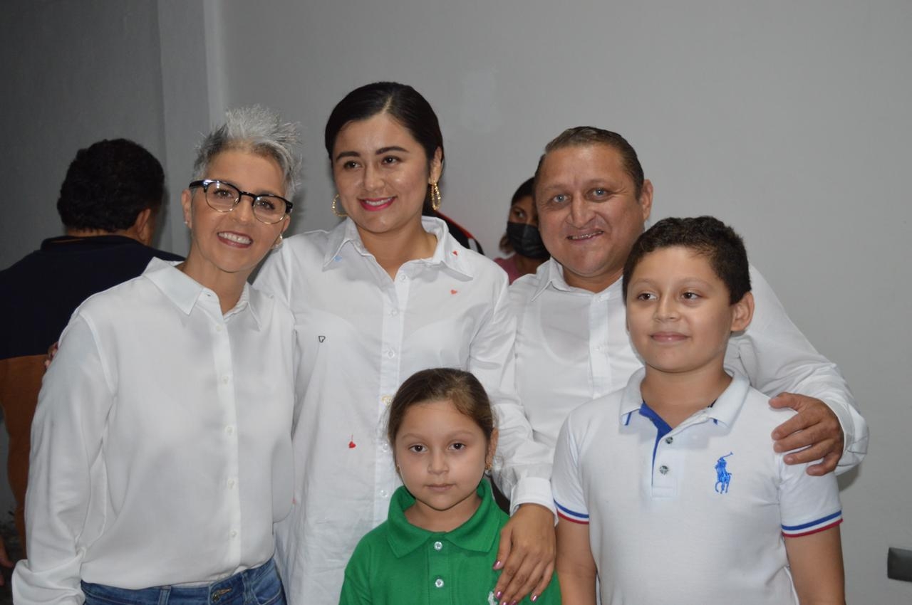 Federica Quijano estuvo acompañada de cerca de 200 personas en su casa enlace en Mérida