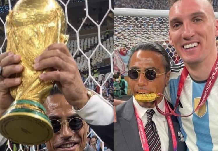 Alzó la copa, la besó y mordió las medallas de los campeones Alzó la copa, la besó y mordió las medallas de los campeones