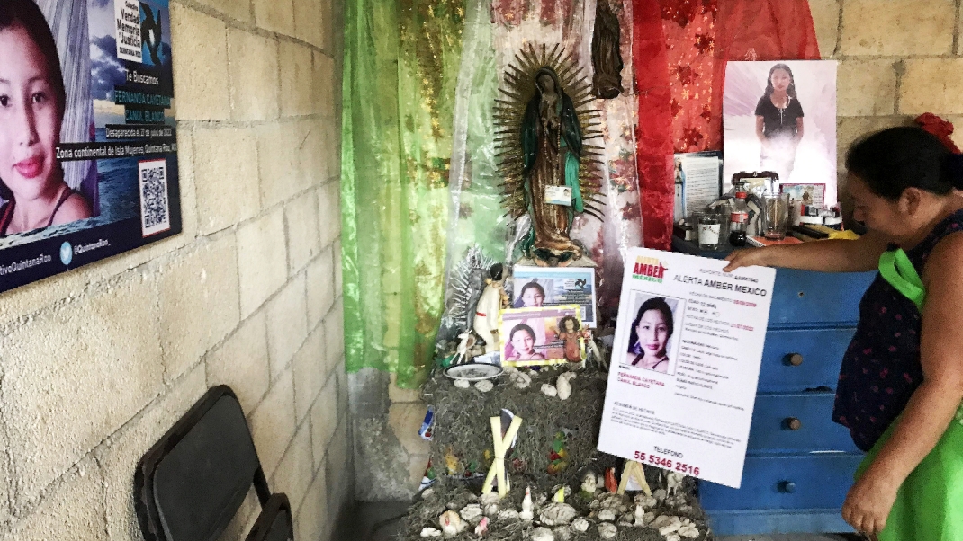 En la recámara de la niña, Deysi tiene un pequeño altar con sus fotos y guarda el material que lleva a las manifestaciones En la recámara de la niña, Deysi tiene un pequeño altar con sus fotos y guarda el material que lleva a las manifestaciones