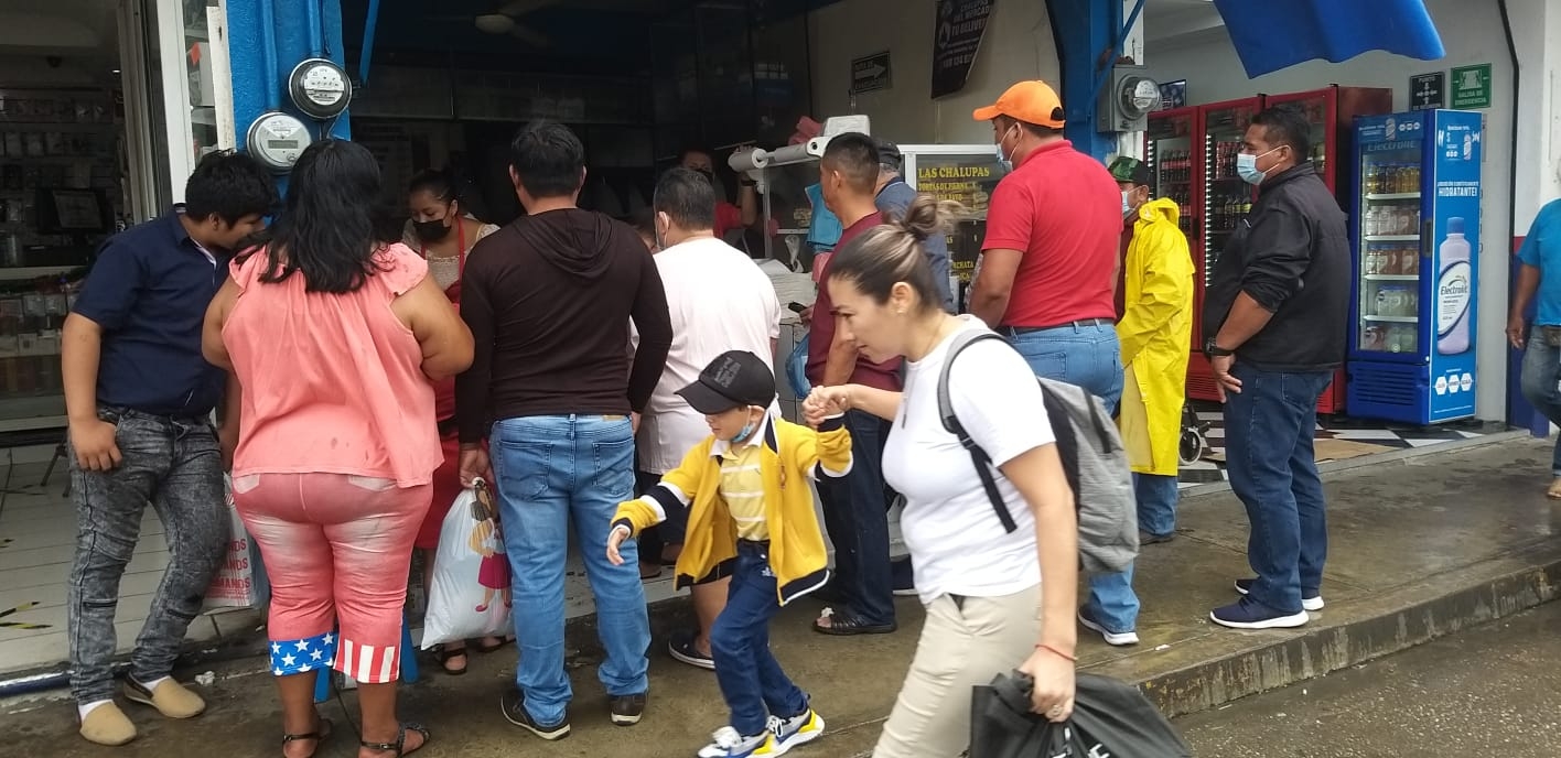 Los carmelitas realizan compras de última hora a pesar de las lluvias Los carmelitas realizan compras de última hora a pesar de las lluvias