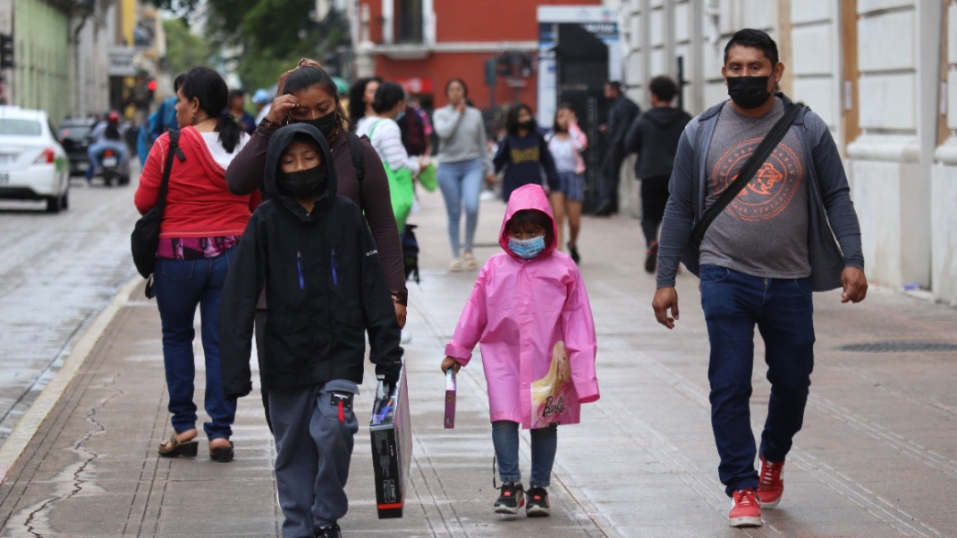 Familias se abrigan antes el descenso de la temperatura Familias se abrigan antes el descenso de la temperatura