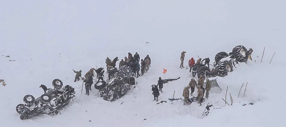 cuerpos de emergencia y rescate de Austria comenzaron con labores de rescate para encontrar a las 10 personas desaparecidas cuerpos de emergencia y rescate de Austria comenzaron con labores de rescate para encontrar a las 10 personas desaparecidas