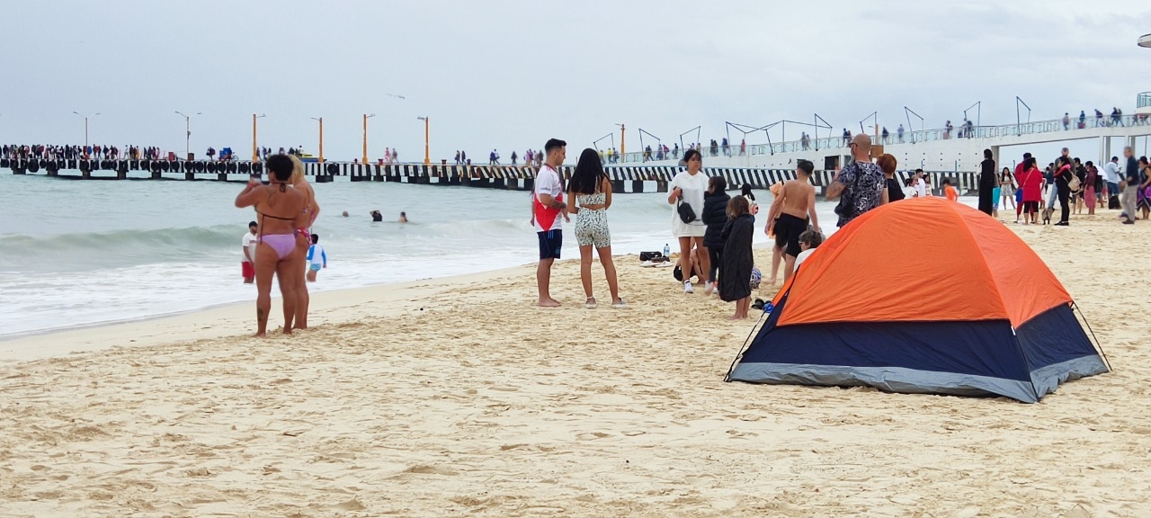 En la playa Fundadores se pudo apreciar a varias familias arribar a los arenales En la playa Fundadores se pudo apreciar a varias familias arribar a los arenales