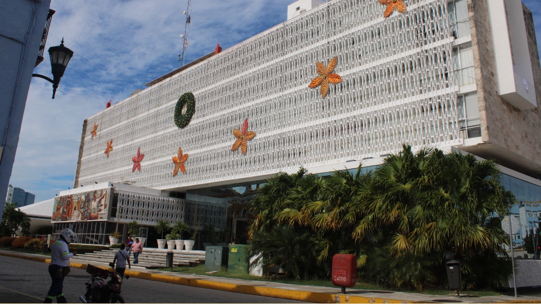 La SPSC reconoció que un agente fue detenido en flagrancia al trasladar 11 bidones y un tambor lleno de diésel.