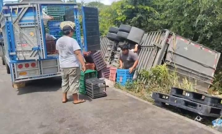 Las cervezas quedaron regadas fuera de la carretera Las cervezas quedaron regadas fuera de la carretera
