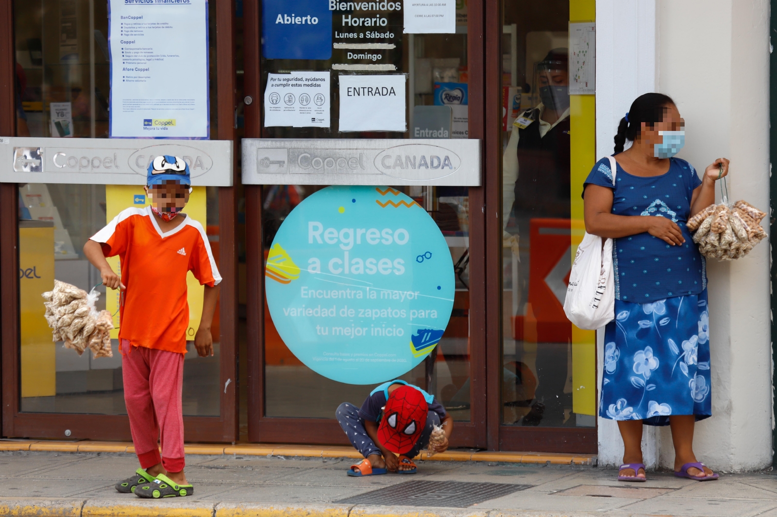 Se ha visto a mujeres cargando bebés en su regazo y pidiendo dinero; hay niños venteros.