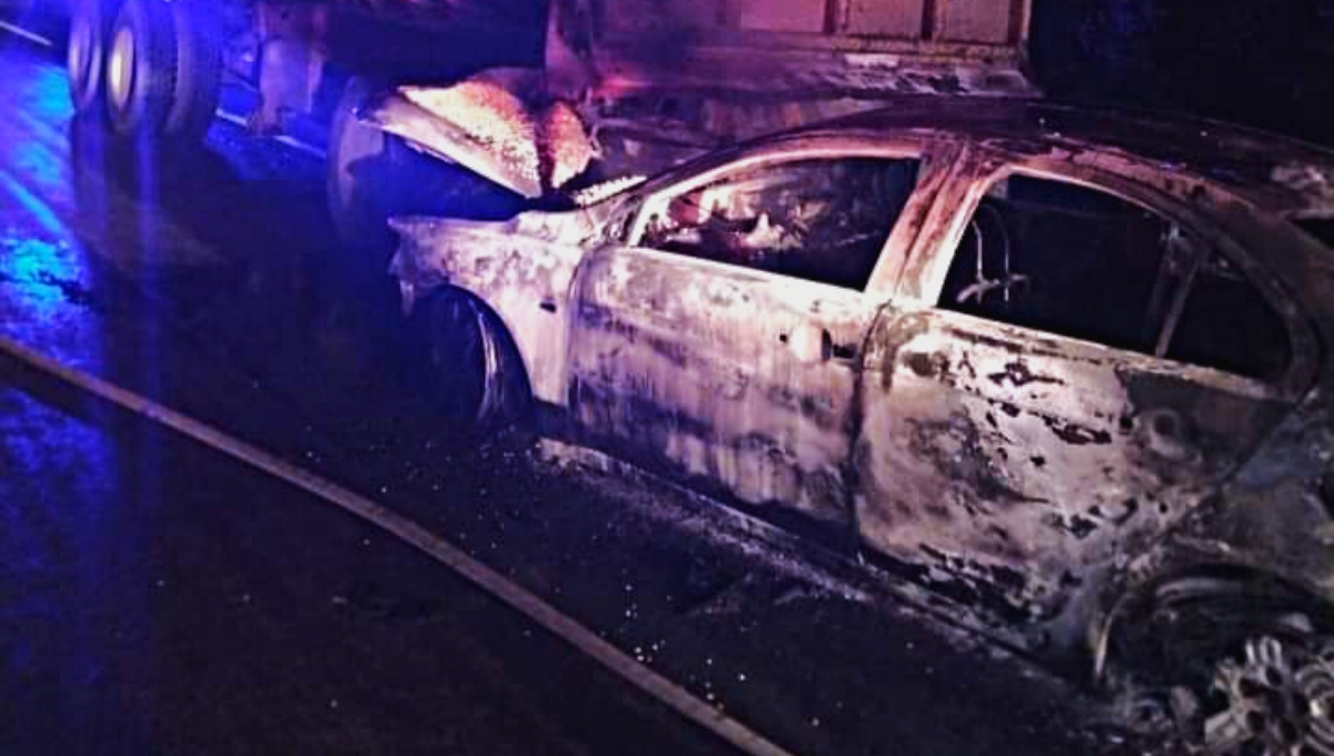 El auto quedó calcinado en su totalidad El auto quedó calcinado en su totalidad