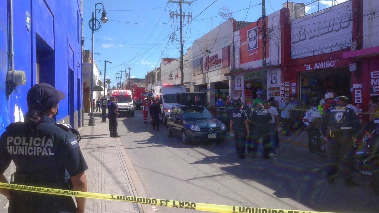 La mujer no se percató del auto cuando cruzó la calle