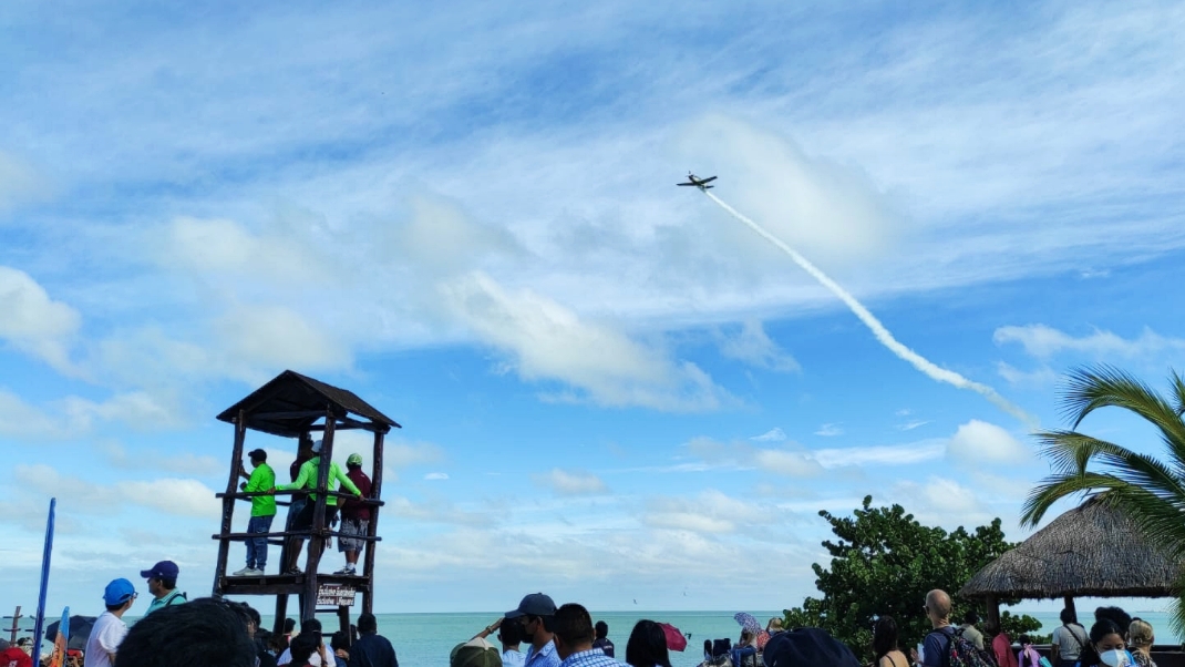 Varios paseantes se dieron cita en la playa para ver la demostración