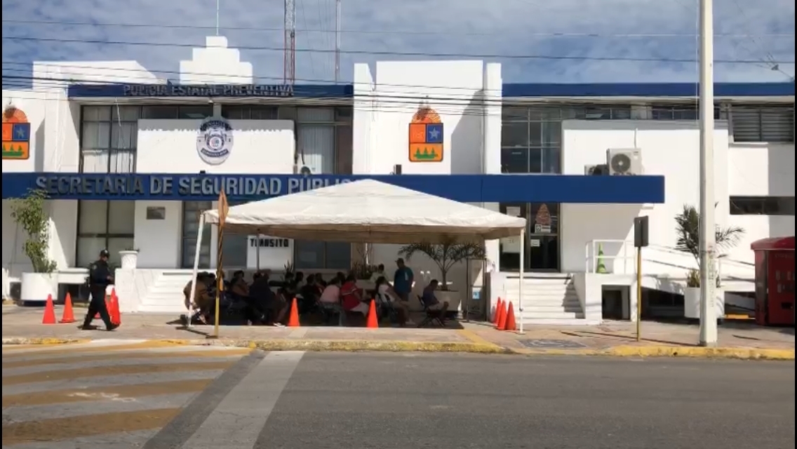 Usuarios relataron que han tenido que esperar hasta cuatro horas desde su llegada hasta que les entregan su licencia Usuarios relataron que han tenido que esperar hasta cuatro horas desde su llegada hasta que les entregan su licencia
