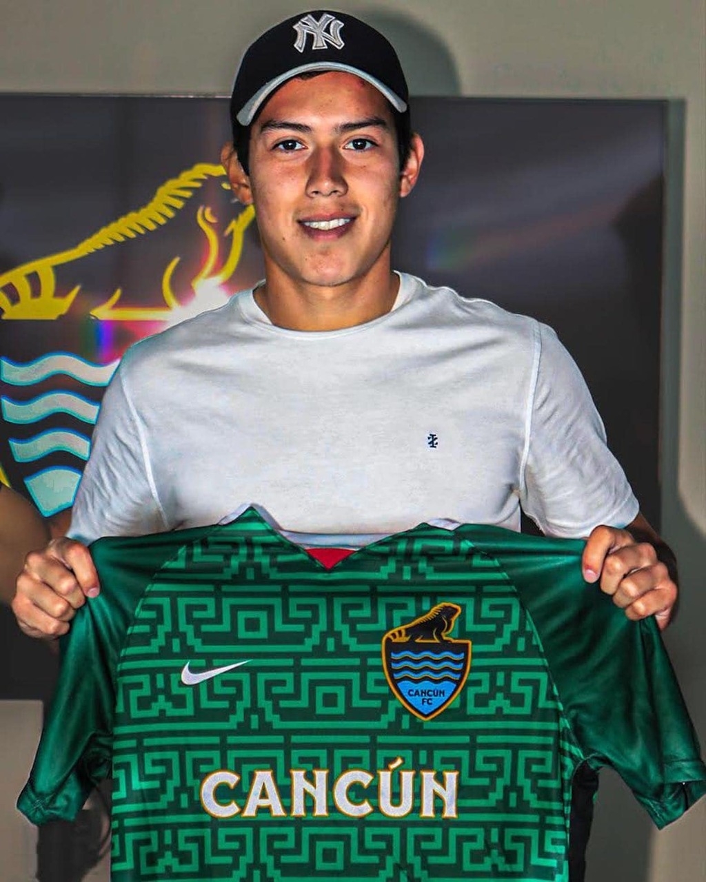 El joven defensa llega para apuntalar la zona baja del equipo